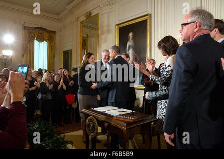 La Primera Dama Michelle Obama aplaude como Presidente Barack Obama saluda a Susan Selke, arcilla Hunt de la madre, después de que la arcilla signos Hunt de Prevención de Suicidios de veteranos estadounidenses de la ley en el East Room de la Casa Blanca, 12 de febrero de 2015. Chuck Kennedy)
