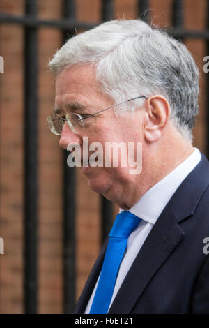 Downing Street, Londres, 17 de noviembre de 2015. El Secretario de Defensa, Michael Fallon deja 10 Downing Street tras la reunión semanal del Gabinete. Crédito: Paul Davey/Alamy Live News