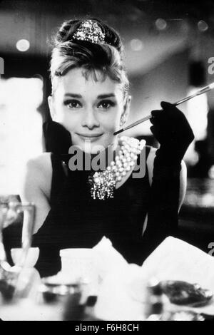 inoxidable Memoria álbum de recortes 1961, el título de la película: desayuno en Tiffany's, Director: Blake  Edwards, Estudio: Paramount, Foto: 1961, accesorios, cigarrillo, Titular de  cigarrillos, Audrey Hepburn, joyería, tiara, cabello -. (Crédito de la  imagen: SNAP