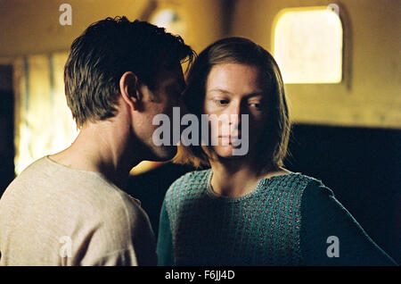 Abr 09, 2004; en Glasgow, Escocia, Ewan MCGREGOR como Joe Taylor y Tilda Swinton como Ella Gault estrella en la película policíaca "Young Adam". Foto de stock