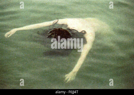 Abr 09, 2004; Glasgow, Escocia; un cuerpo muerto flota boca abajo en el río en la película policíaca "Young Adam". Foto de stock