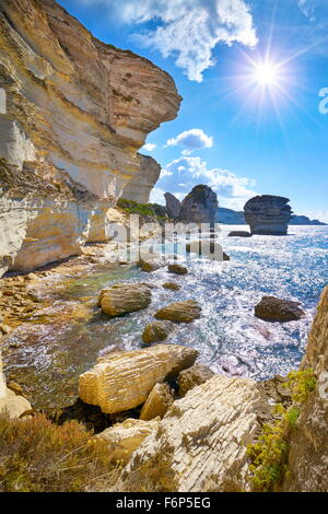 Los acantilados de piedra caliza, Bonifacio, costa sur de la isla de Córcega, Francia Foto de stock