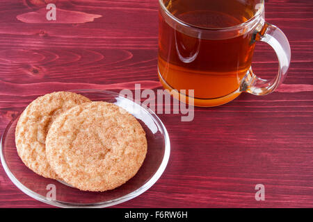 Sidra de manzana caliente y snicker doodle cookies Foto de stock