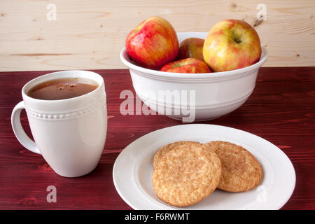 Sidra de manzana caliente, manzanas y snicker doodle cookies Foto de stock
