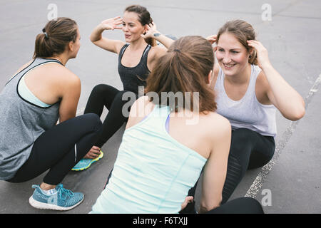 Cuatro mujeres con una piscina de entrenamiento boot camp
