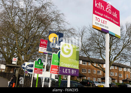 Dejar signos por diversos agentes inmobiliarios fuera de pisos en Kingston upon Thames, Surrey, Reino Unido
