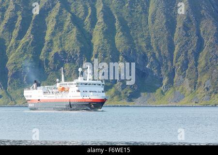 Hurtigruten Ferry, MS Honningsvåg Vesterålen, entrando en el puerto. Foto de stock