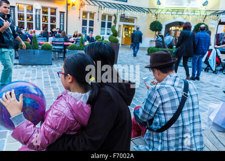 Paris, Francia, multitud de personas de compras en el centro comercial de lujo, "la Vallée Village", en las afueras, Marne-la Vallée, Chino, escena de la calle suburbana
