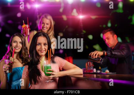 Jóvenes amigos bebiendo cócteles junto a parte Foto de stock