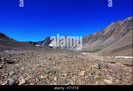 Desierto de piedra en las montañas de Siberia oriental. Las montañas Sayan. Buriatia Foto de stock