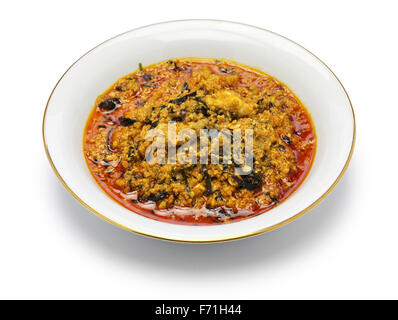 Sopa egusi, cocina nigeriana aislado sobre fondo blanco. Foto de stock