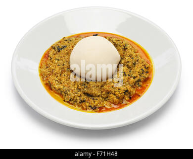 Sopa egusi y golpearon el ñame, la cocina nigeriana aislado sobre fondo blanco. Foto de stock