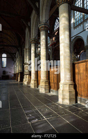 Lápida piso de la antigua iglesia medieval/Oude Kerk de Amsterdam, Países Bajos. Foto de stock