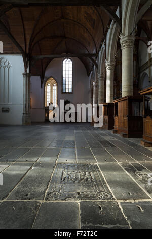 Lápida piso de la antigua iglesia medieval/Oude Kerk de Amsterdam, Países Bajos. Foto de stock