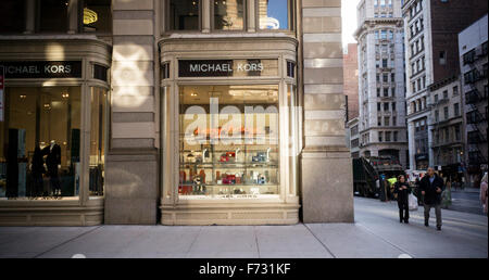 Una tienda de Michael Kors en Nueva York en la Quinta Avenida el martes, 17 de noviembre de 2015 está decorado para las vacaciones de una manera sobria. (© Richard B. Levine) Foto de stock