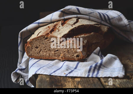 Recién horneados pan casero tradicional sobre la mesa de madera
