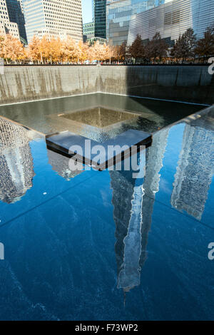 Sur de la Piscina Nacional & Museo Memorial del 11 de septiembre con One World Trade Center refleja, Lower Manhattan, Nueva York, EE.UU.
