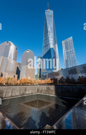 Sur de la Piscina Nacional & Museo Memorial del 11 de septiembre con One World Trade Center detrás, Lower Manhattan, Nueva York, EE.UU.
