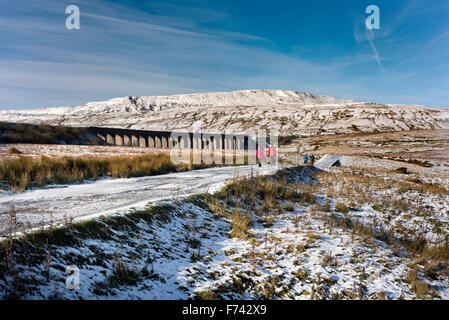 Caminantes en invierno en Batty Moss, aka Ribblehead, viaducto en el asentarse a Carlisle Railway, North Yorkshire, Reino Unido