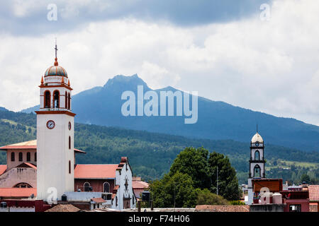 Cerro del Águila (Eagle Hill), que muchos creen que tiene la forma de una  guitarra,sube detrás de Paracho, Michoacán, México Fotografía de stock -  Alamy