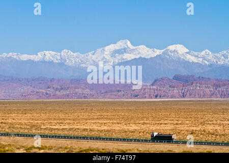 Las espectaculares montañas Tien Shan en la región autónoma de Xinjiang en China. El pico más alto de esta imagen es Pik Pobedy. Foto de stock