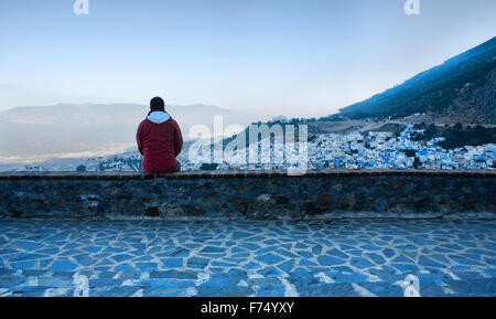 Turista observar una vista panorámica de la ciudad azul de Chefchaouen, Marruecos en el Rising Foto de stock