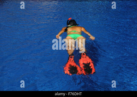 Las mujeres asiáticas en una piscina de buceo en Bali Foto de stock