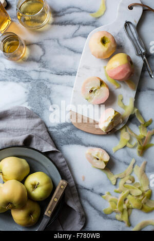 Las manzanas peladas y preparadas para cocinar Foto de stock