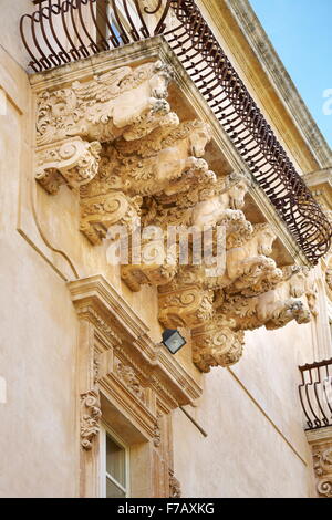 Detalles barrocos del balcón en el Palazzo Villadorata (Palazzo Nicolaci), Antigua ciudad de Noto, en Sicilia, Italia LA UNESCO Foto de stock