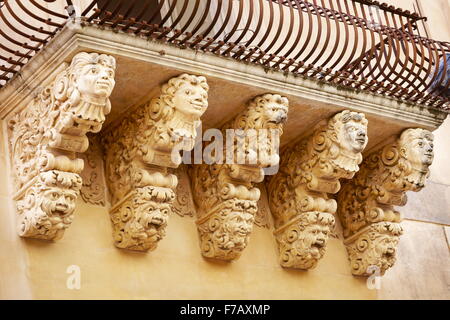 Detalles barrocos del balcón en el Palazzo Villadorata (Palazzo Nicolaci), antigua ciudad de Noto, en Sicilia, Italia LA UNESCO Foto de stock