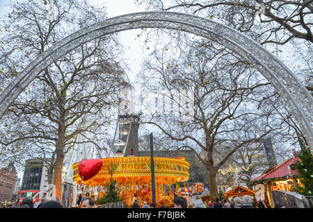 Leicester Square, Londres, Reino Unido. El 28 de noviembre de 2015. Feria de Navidad en Leicester Square Crédito: Matthew Chattle/Alamy Live News Foto de stock
