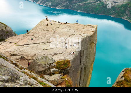 Preikestolen, roca púlpito, Lysefjorden, Noruega Foto de stock