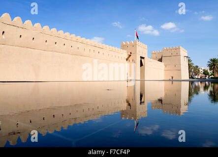 Vista exterior del nuevo museo en fortaleza reconstruida en Qasr Al Muwaiji (lugar de nacimiento de Sheikh Khalifa bin Zayed Al Nahyan),Al Ain Foto de stock
