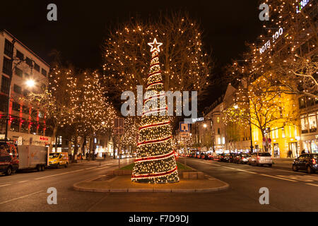 Árbol de Navidad en Kurfuerstendamm de Berlín en Alemania Foto de stock