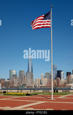 Pie de la bandera americana en Liberty State Park, Nueva Jersey, con una vista de Manhattan, rascacielos, la ciudad de Nueva York