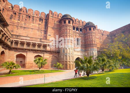 Agra Fuerte Rojo - El Amar Singh puerta fortificada, la puerta de entrada principal, Agra, India Foto de stock