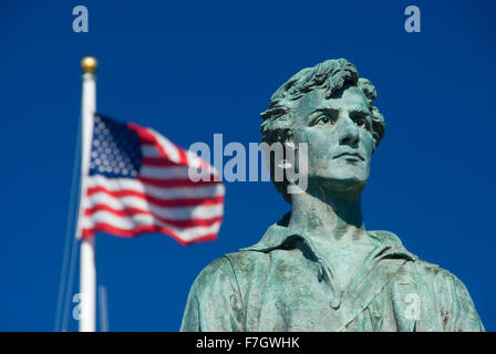 El capitán Parker estatua en Battle Green con bandera americana, Lexington Green, Lexington, Massachusetts