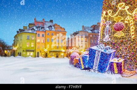 La nieve de invierno al aire libre decoración de árbol de navidad , Varsovia, Polonia