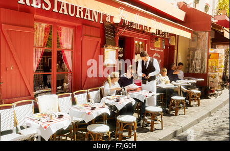 Turistas en el restaurante, el barrio de Montmartre, Paris, Francia