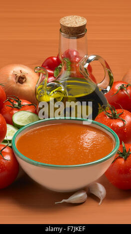 Tazón de gazpacho como hecho en España con ingredientes tomate y otros vegetales comida fría muy popular especialmente en verano Foto de stock