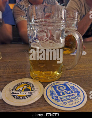 Oktoberfest en Munich,Baveria,alemania,Stein y dos esteras de cerveza Foto de stock