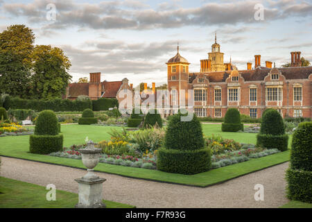 El Jardín del Parterre en Blickling Estate, Norfolk. Blickling es un torreón de ladrillo rojo mansión jacobea, sentados dentro de hermosos jardines y parques. Foto de stock
