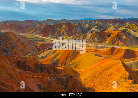 Formularios en Zhanhye Coloful Danxie Geo Park, provincia de Gansu, China Ballands erosionado en múltiples colores Foto de stock