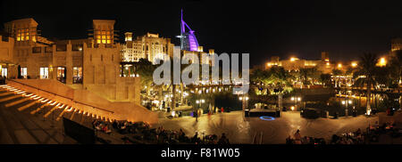 Gran angular panorámica nocturna del zoco Madinat Jumeirah, el clásico pero todavía el mercado turístico de lujo o bazar. Dubai, Emiratos Árabes Unidos. Foto de stock