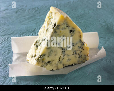 Cerca de una cuña de queso Vinney azul Foto de stock