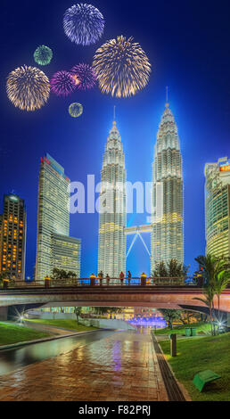 Hermosos fuegos artificiales por encima del paisaje urbano de Kuala Lumpur, Malasia en la noche