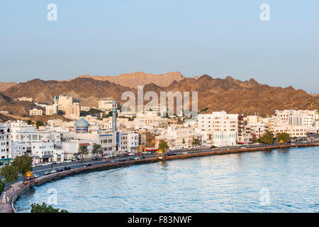 El distrito de Mutrah y montañas circundantes en Muscat, la capital del Sultanato de Omán. Foto de stock