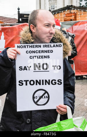 Belfast, Irlanda del Norte. 05 Dec 2015 - Un hombre sostiene un cartel que dice 'Irlanda del Norte ciudadanos interesados, decir no a las lapidaciones. No hay Islam'. Crédito: Stephen Barnes/Alamy Live News Foto de stock