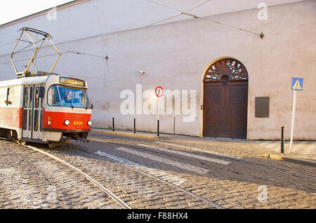 Tranvías el transporte de cercanías y turistas, a través de la ciudad de Praga, República Checa, Europa. Foto de stock