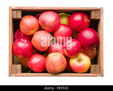 Las manzanas rojas en caja de madera sobre fondo blanco. Foto de stock